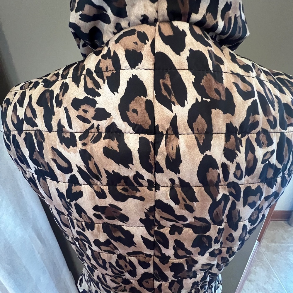 White House Black Market Animal Print puffy vest, zip up, Size Medium - Picture 4 of 13